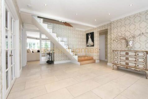 22 Oakleigh Gardens 2015 Hallway.jpg
