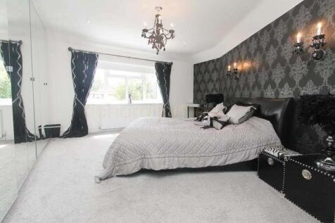 22 Oakleigh Gardens 2015 Bedroom 1.jpg