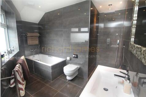 22 Oakleigh Gardens 2015 Bedroom 1 En-Suite (1).jp