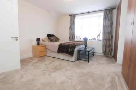 22 Oakleigh Gardens 2015 Bedroom 2.jpg