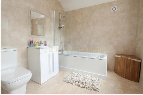 22 Oakleigh Gardens 2015 Bedroom 2 En-Suite.jpg