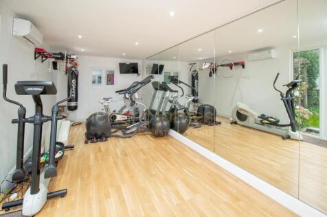 22 Oakleigh Gardens 2021 Gym Internal.jpg