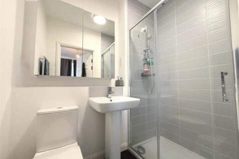 En-suite shower to bed 1.jpeg