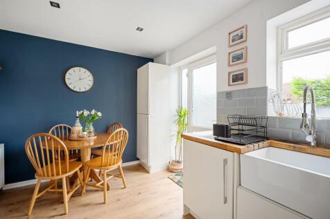 KITCHEN/DINING