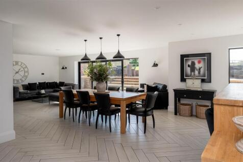 KITCHEN DINING FAMILY AREA