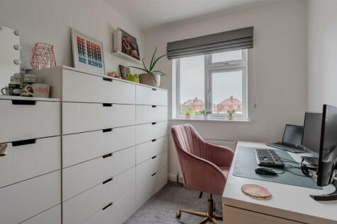 BEDROOM / STUDY
