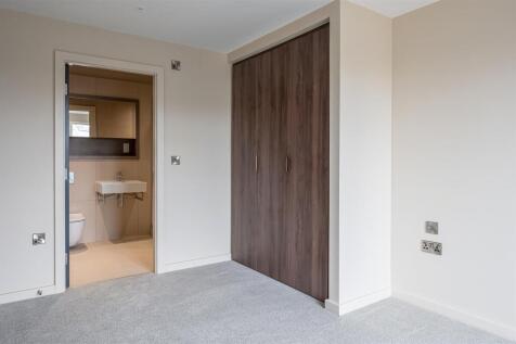 MASTER BEDROOM EN-SUITE