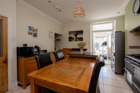 KITCHEN/DINING