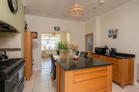 KITCHEN/DINING