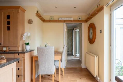 KITCHEN / DINING
