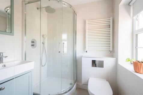 EN-SUITE SHOWER ROOM