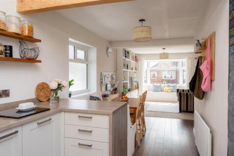 KITCHEN / DINING