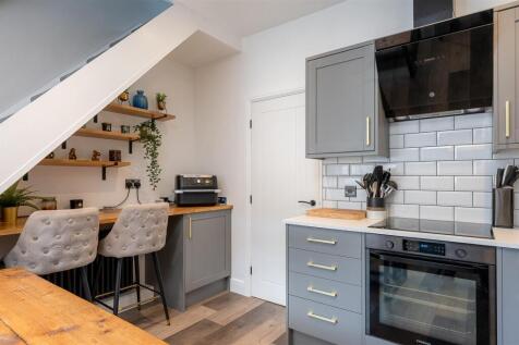 KITCHEN / BREAKFAST BAR