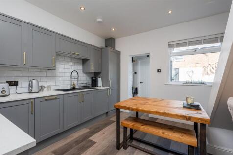 KITCHEN / DINING