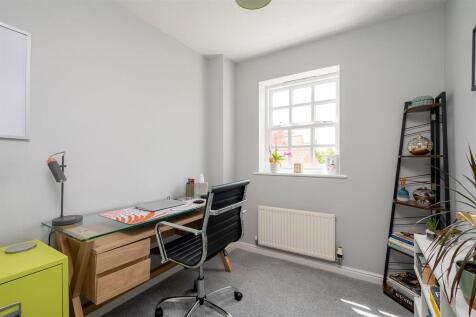 SMALLER BEDROOM