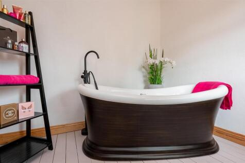 BATHROOM 2