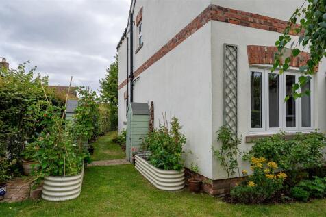 SIDE GARDEN 2