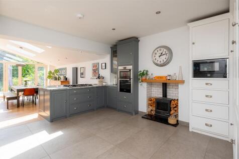 KITCHEN / DINING