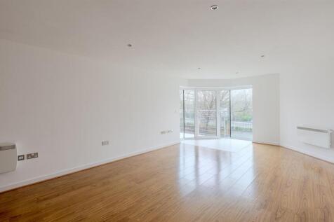 OPEN PLAN LIVING / DINING AREA