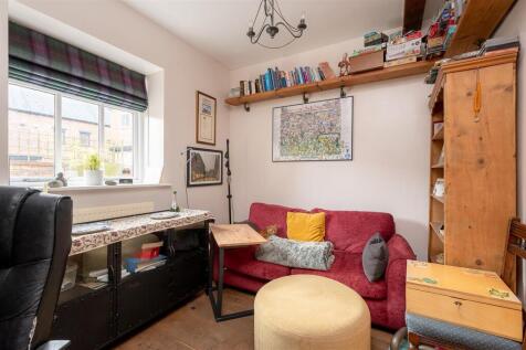 BEDROOM/STUDY