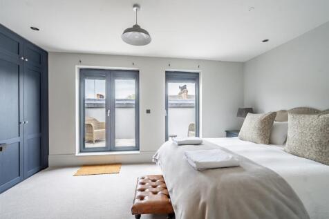 MAIN BEDROOM SUITE