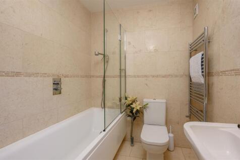 EN-SUITE BATHROOM