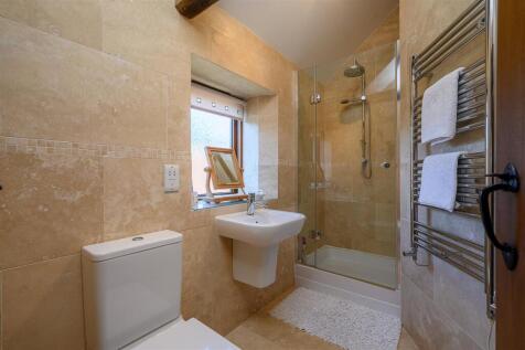 EN-SUITE SHOWER ROOM