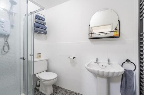 EN_SUITE SHOWER ROOM