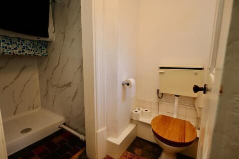 Flat 4 shower room