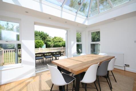Open plan dining inside outside.JPG