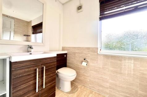 Family Bathroom Side.jpg