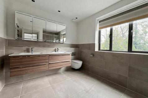 Master ensuite.jpg