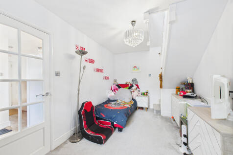 CAM02909G0-PR0425-STILL014