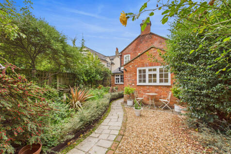 CAM01354G0-PR0600-STILL010