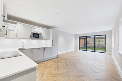 CAM01354G0-PR0620-STILL002