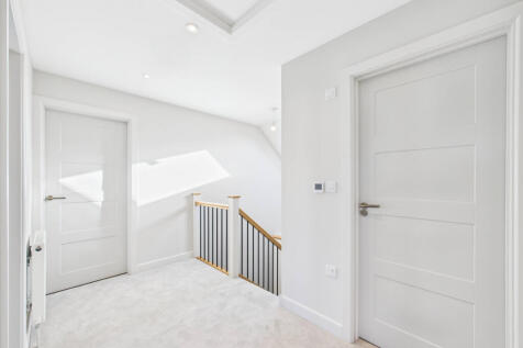 CAM01354G0-PR0625-STILL016