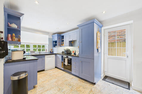 CAM01354G0-PR0601-STILL011