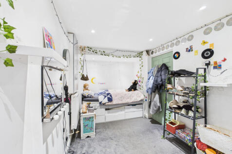 CAM01354G0-PR0601-STILL001