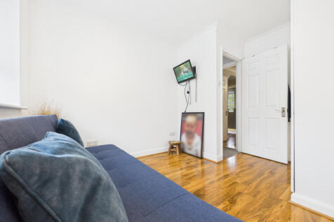 CAM01354G0-PR0601-STILL033