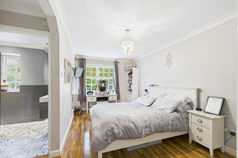 CAM01354G0-PR0601-STILL034