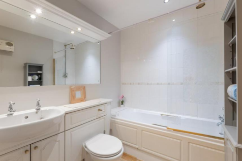 flat 2, 241-243 baker street 3 14.07.png