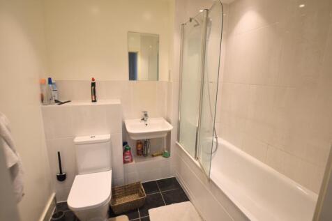Flat 10 Postel House bathroom