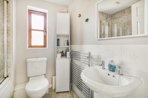 8 Berrington Grove bathroom