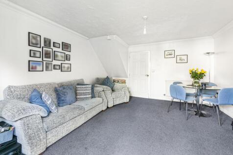 8 Berrington Grove lounge 2