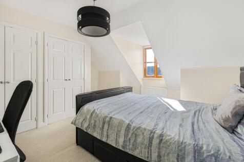 8 Berrington Grove bedroom