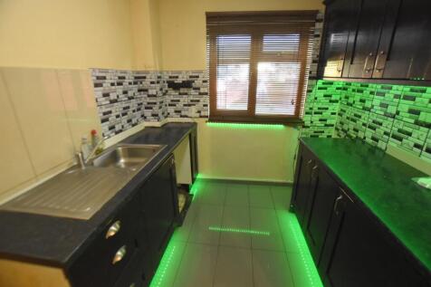 90 Golden Drive kitchen