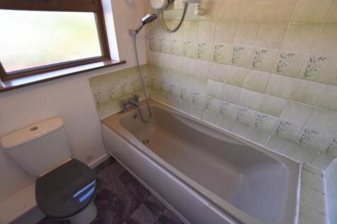 90 Golden Drive bath