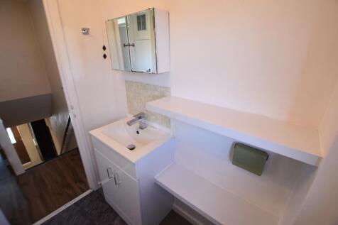 90 Golden Drive bathroom