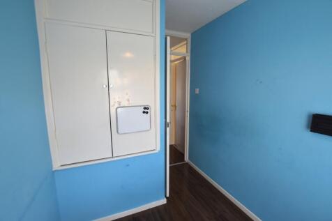 90 Golden Drive blue room