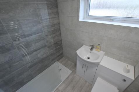 209 Arlott Crescent bathroom